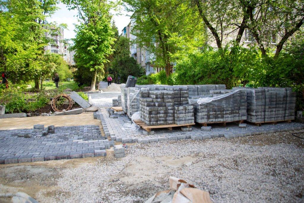 На вулиці Хмельницького у Франківську впорядковують великий двір