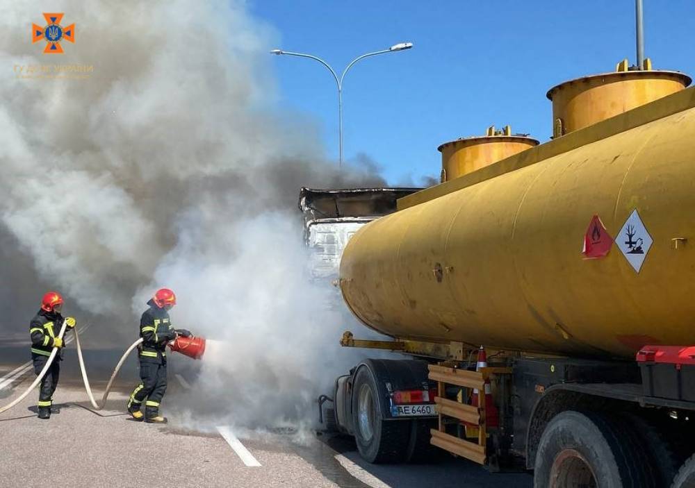 Стали відомі деталі масштабної пожежі автоцистерни поблизу Калуша,пожежа на прикарпатті,прикарпатські рятувальники