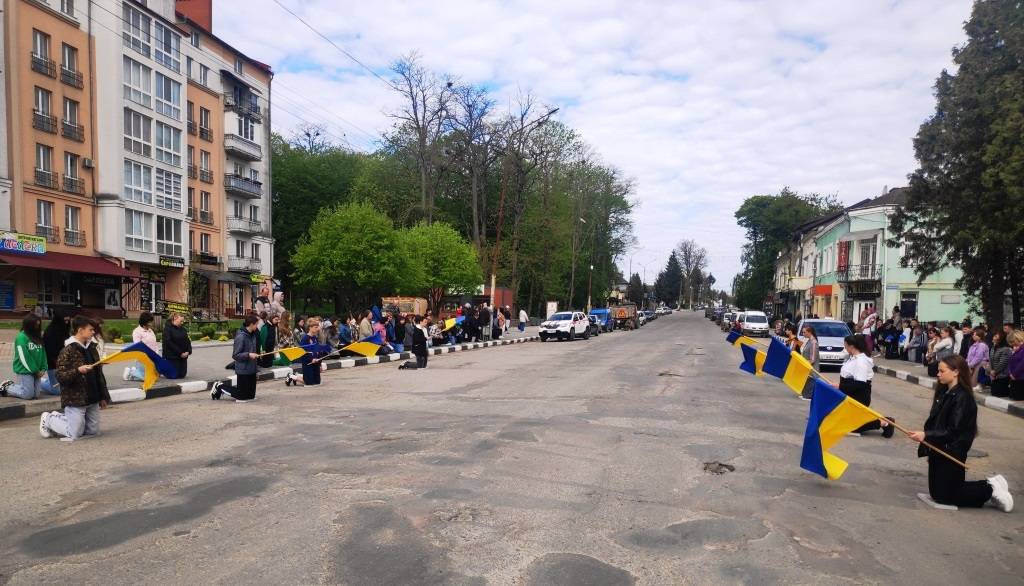 У Тлумачі на колінах зустріли загиблого захисника Мирослава Романовського