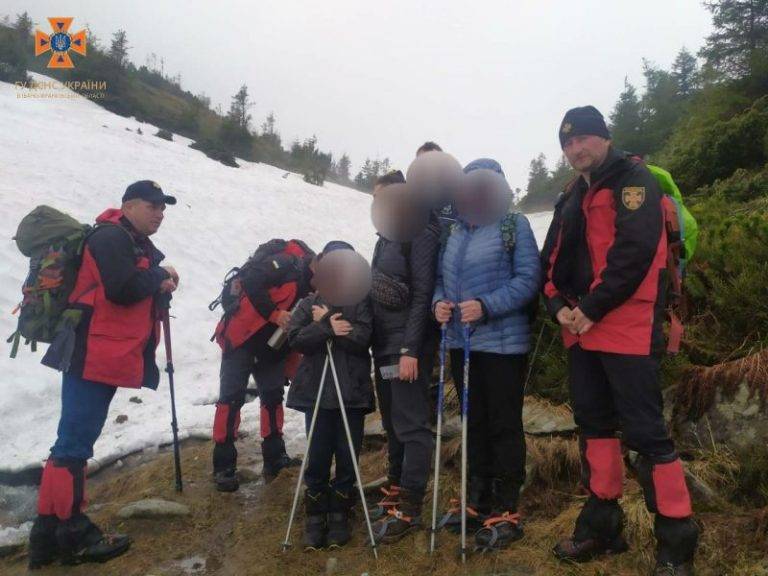 Рятувальники розшукали туристів, котрі заблукали в Карпатах