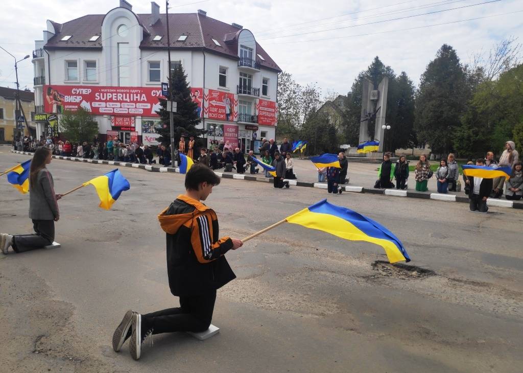 У Тлумачі на колінах зустріли загиблого захисника Мирослава Романовського