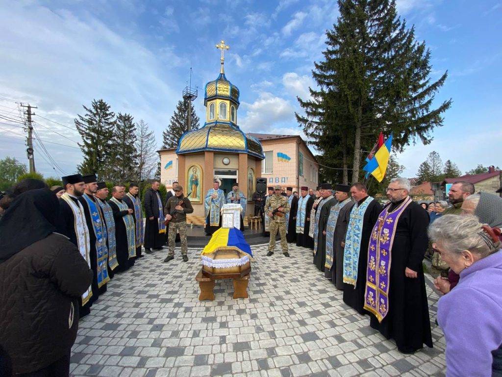 Городенківська громада зустріла на колінах тіло героя Богдана Бруса
