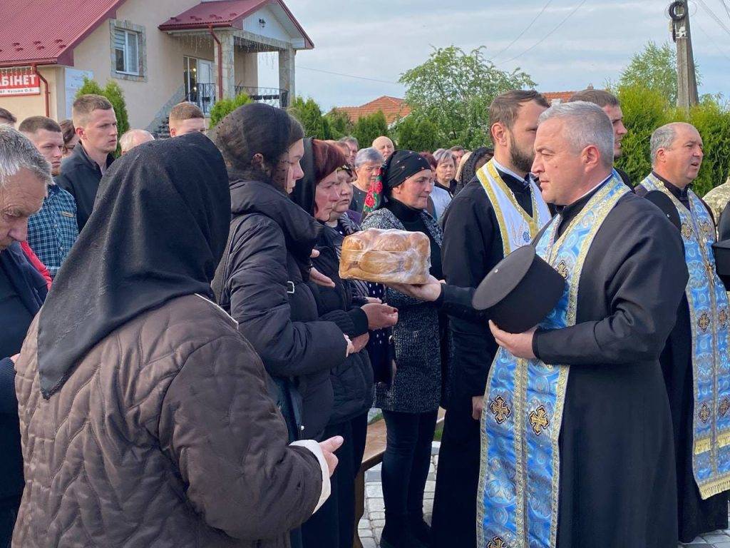 Городенківська громада зустріла на колінах тіло героя Богдана Бруса