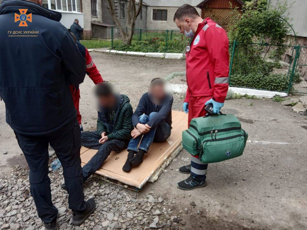 У Коломиї горіла квартира в багатоповерхівці, вогнеборці врятували двох чоловіків