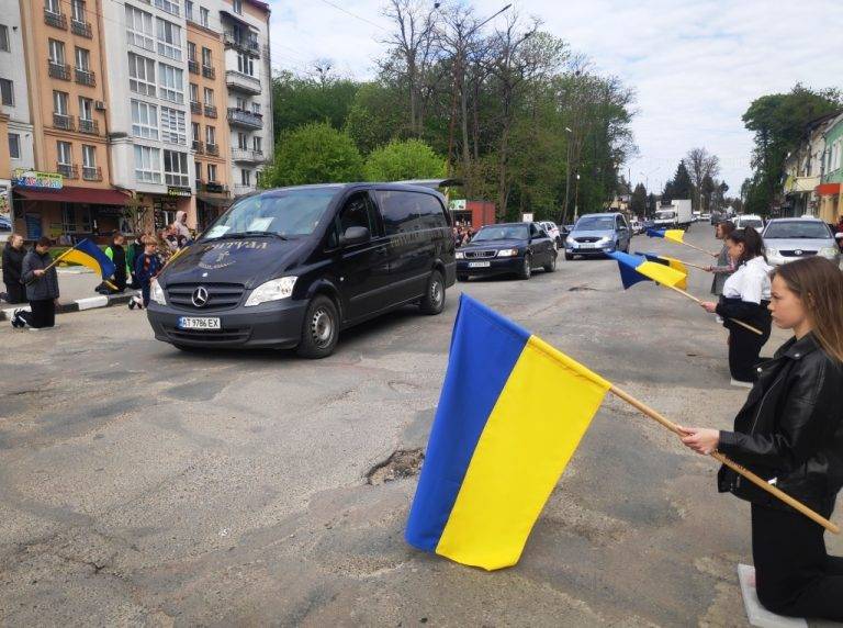 У Тлумачі на колінах зустріли загиблого захисника Мирослава Романовського