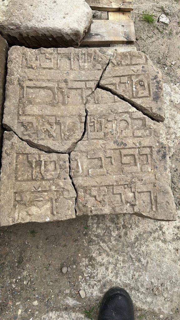 В Івано-Франківській області єврейські надгробки використовували замість плитки. ФОТО