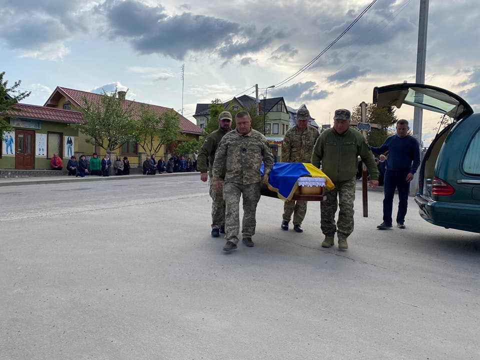 Городенківська громада зустріла на колінах тіло героя Богдана Бруса