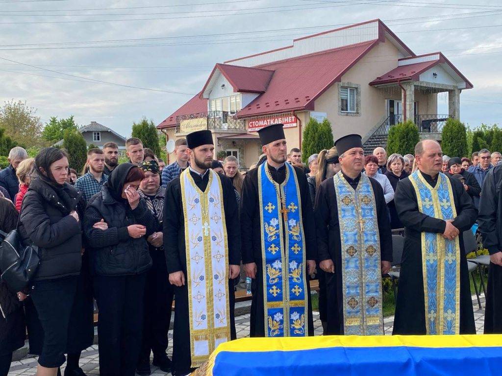 Городенківська громада зустріла на колінах тіло героя Богдана Бруса