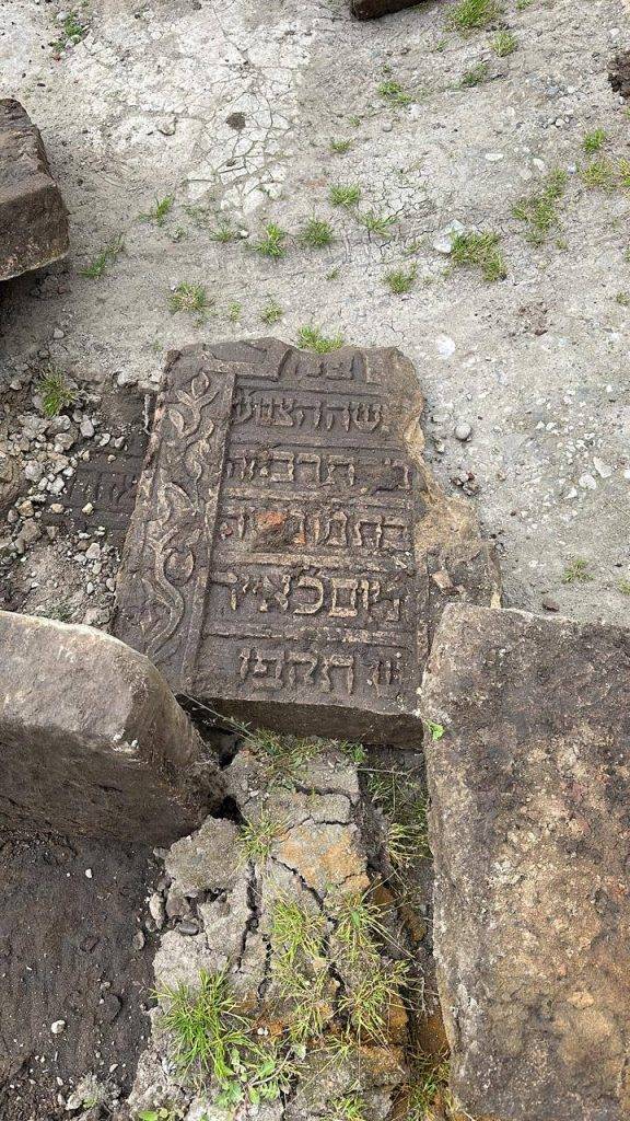 В Івано-Франківській області єврейські надгробки використовували замість плитки. ФОТО