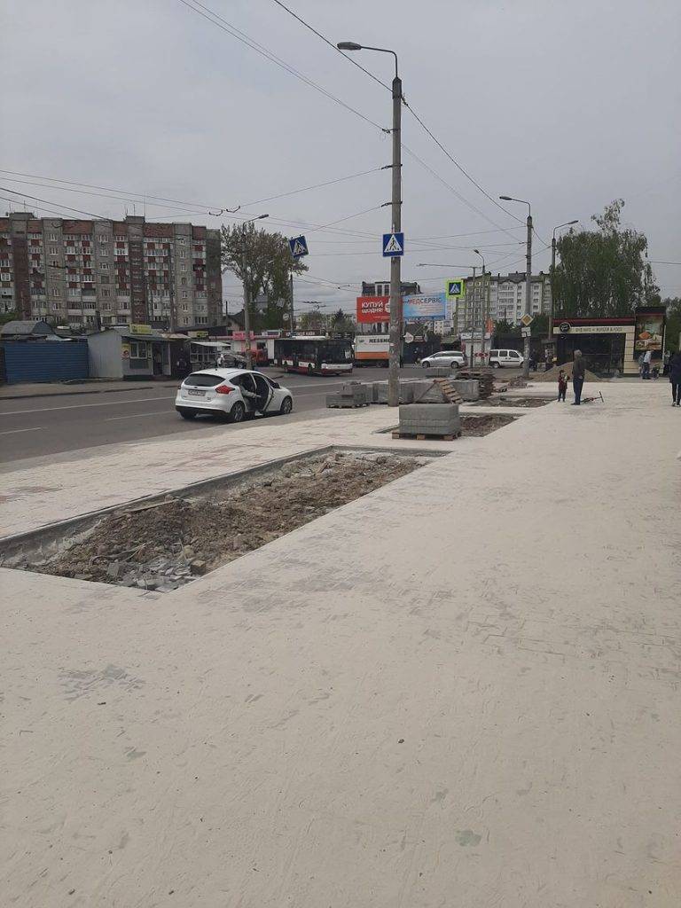 У Франківську впорядковують велику територію біля “Гранд базару”