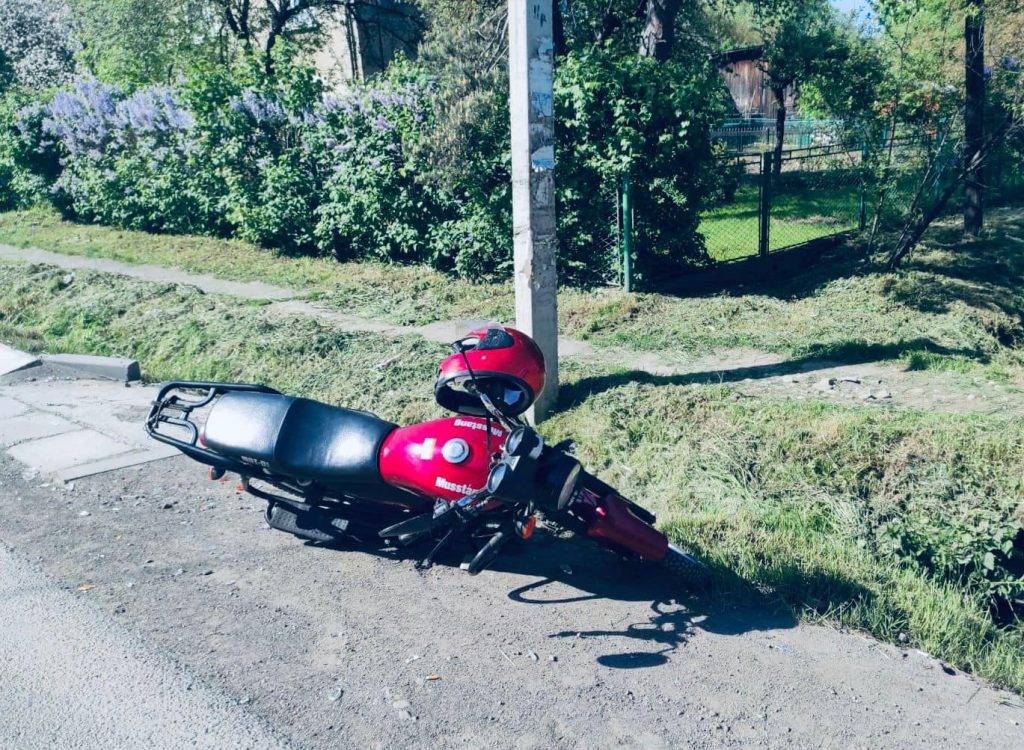 На Івано-Франківщині водій вантажівки наїхав на мотоцикліста. ФОТО