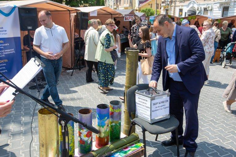 У Івано-Франківську міський пологовий організував ярмарок, щоб зібрати кошти на ЗСУ