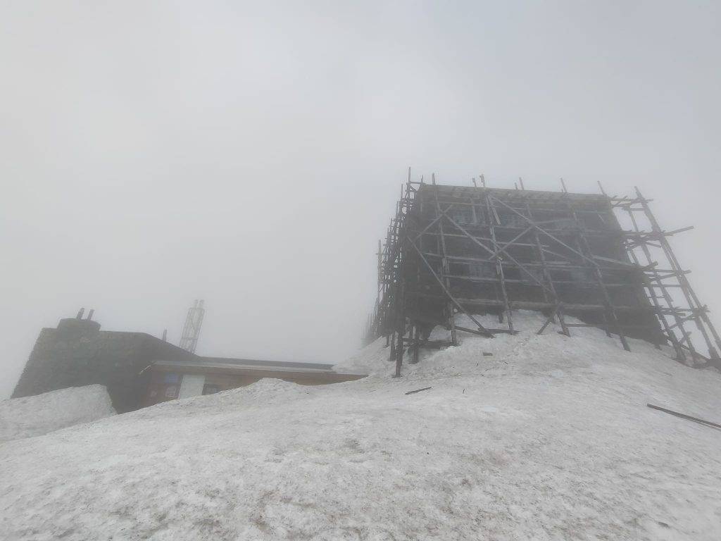 На горі Піп Іван у Карпатах - сніг і туман