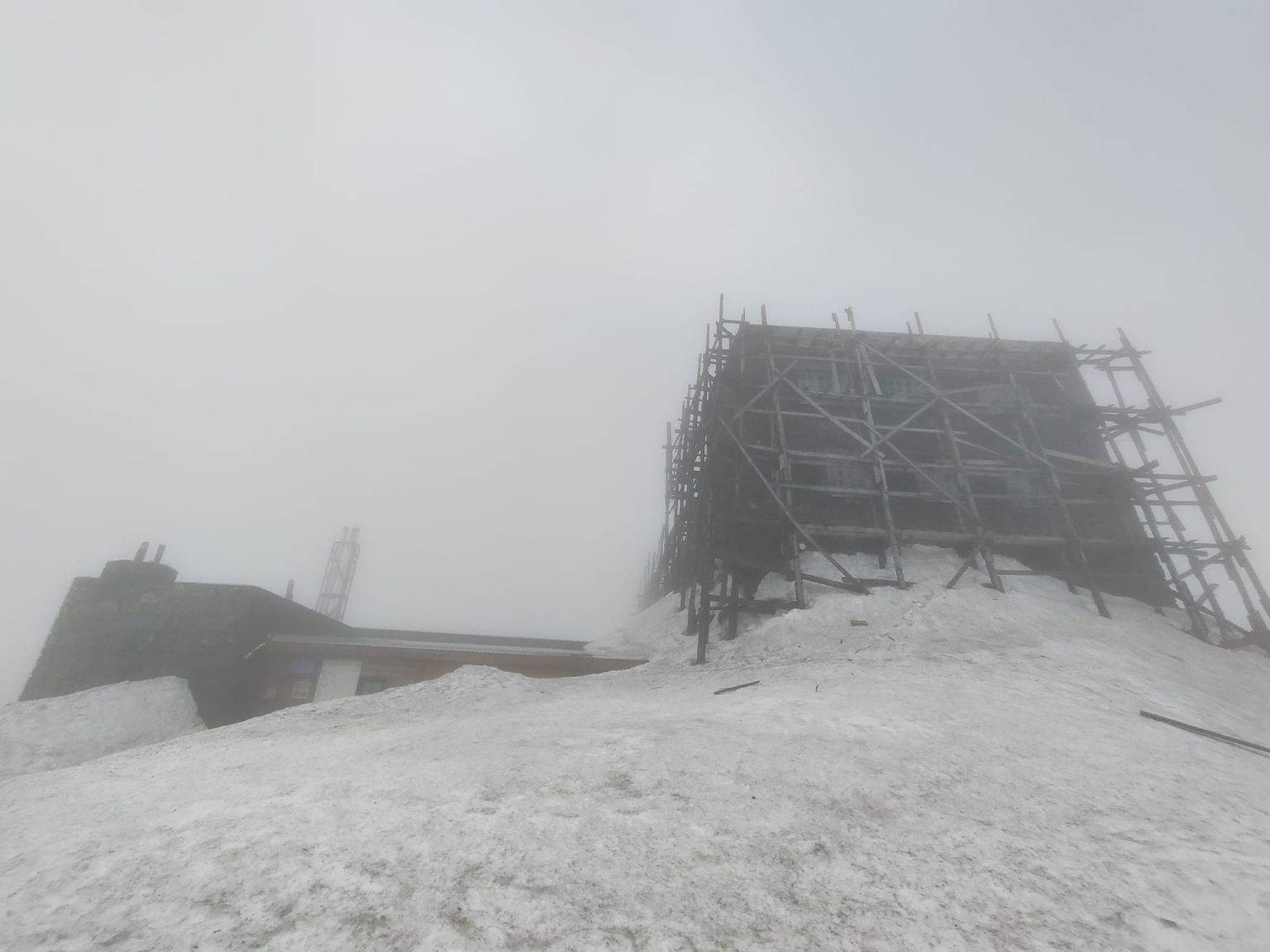 На горі Піп Іван у Карпатах - сніг і туман