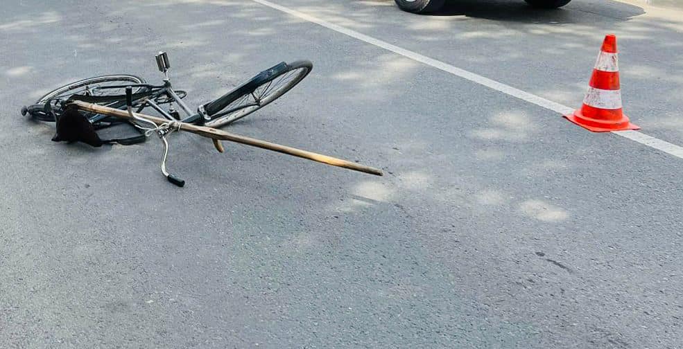 На Прикарпатті водійка збила літнього велосипедиста