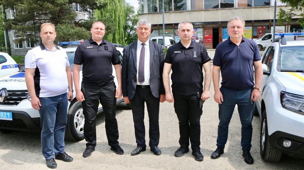 На Прикарпатті відкрили три поліцейські станції: офіцери громад отримали нові службові автомобілі. ФОТО