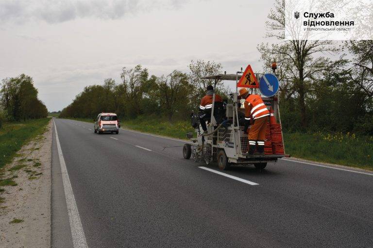 У напрямку з Тернополя до Івано-Франківська оновлюють дорожню розмітку