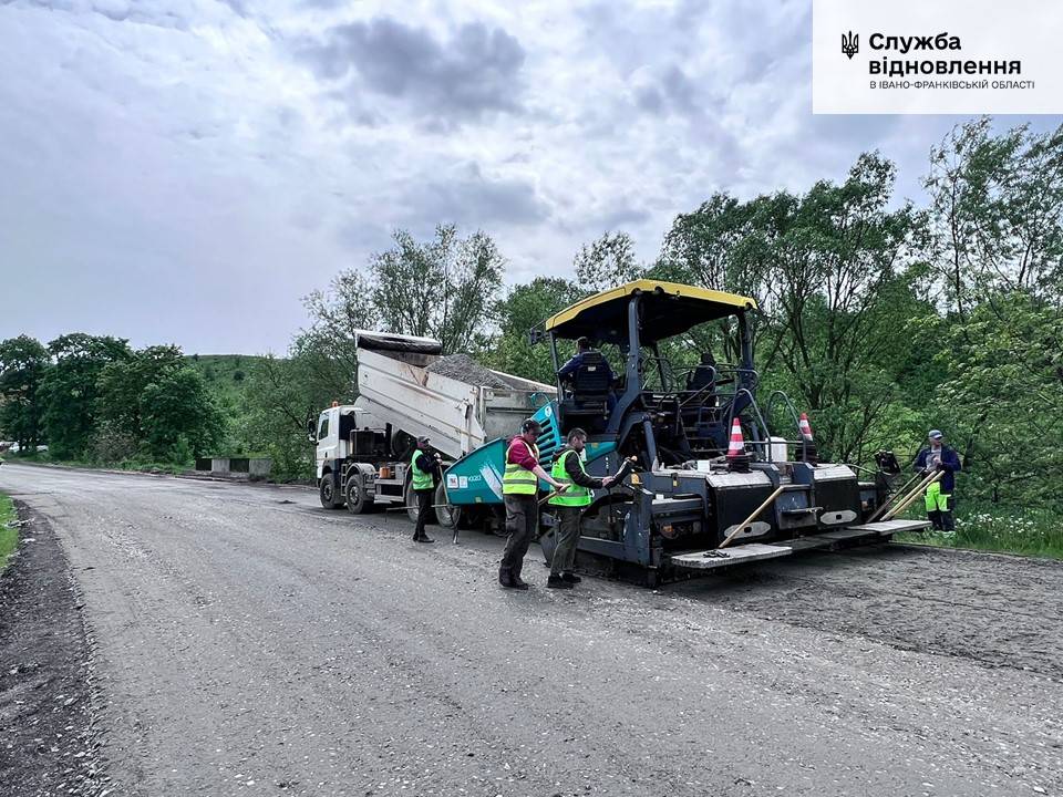 Дорожники ремонтують під’їзд до Рогатина, щоб розвантажити центр міста від транспорту