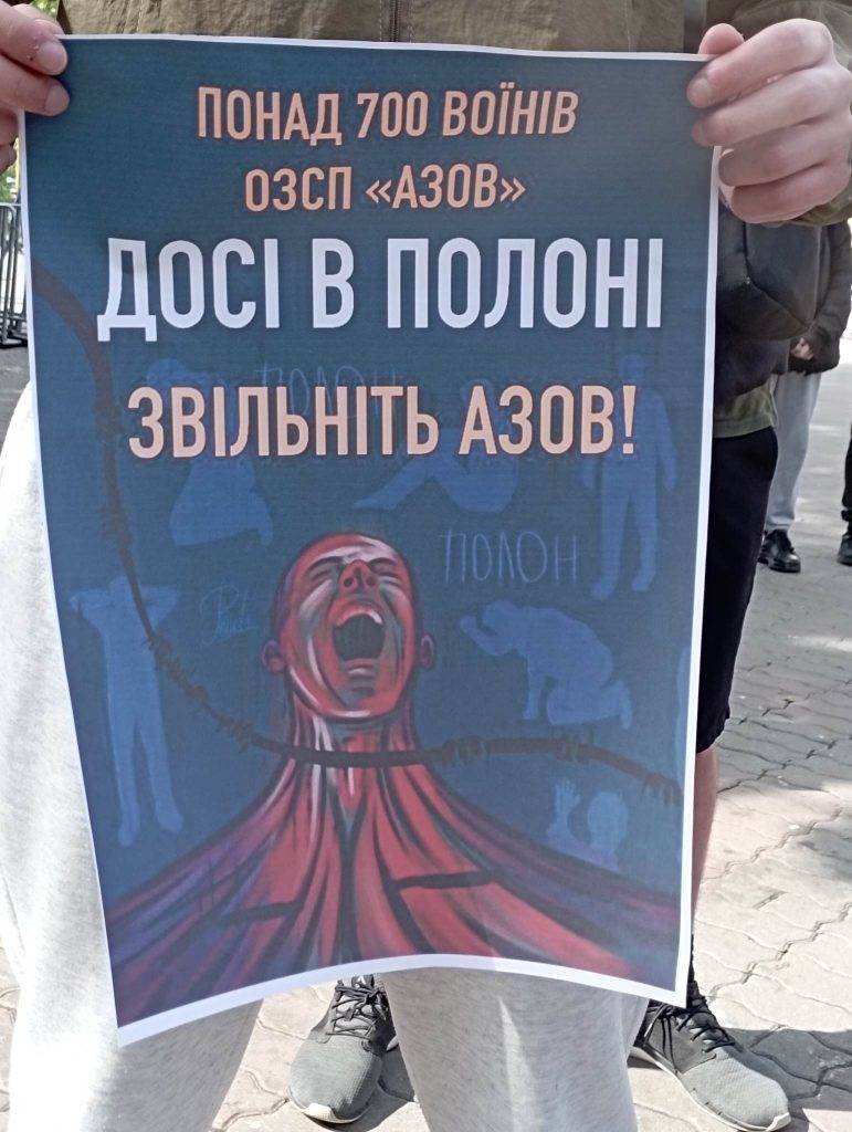 "Нагадування про полонених": у Франківську провели акцію до річниці виходу захисників з Азовсталі. ФОТО