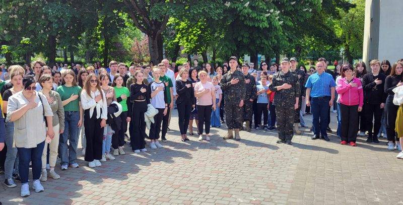 У Бурштині відкрили меморіальну дошку Дмитру Коцюбайлу “Да Вінчі”