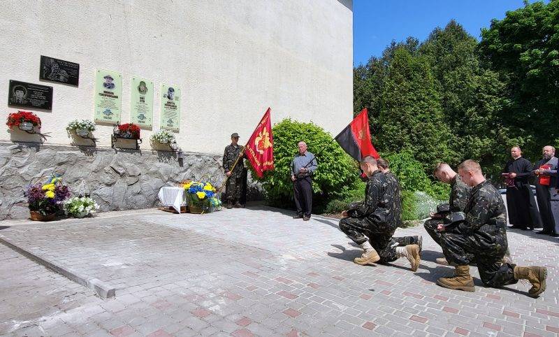 У Бурштині відкрили меморіальну дошку Дмитру Коцюбайлу “Да Вінчі”