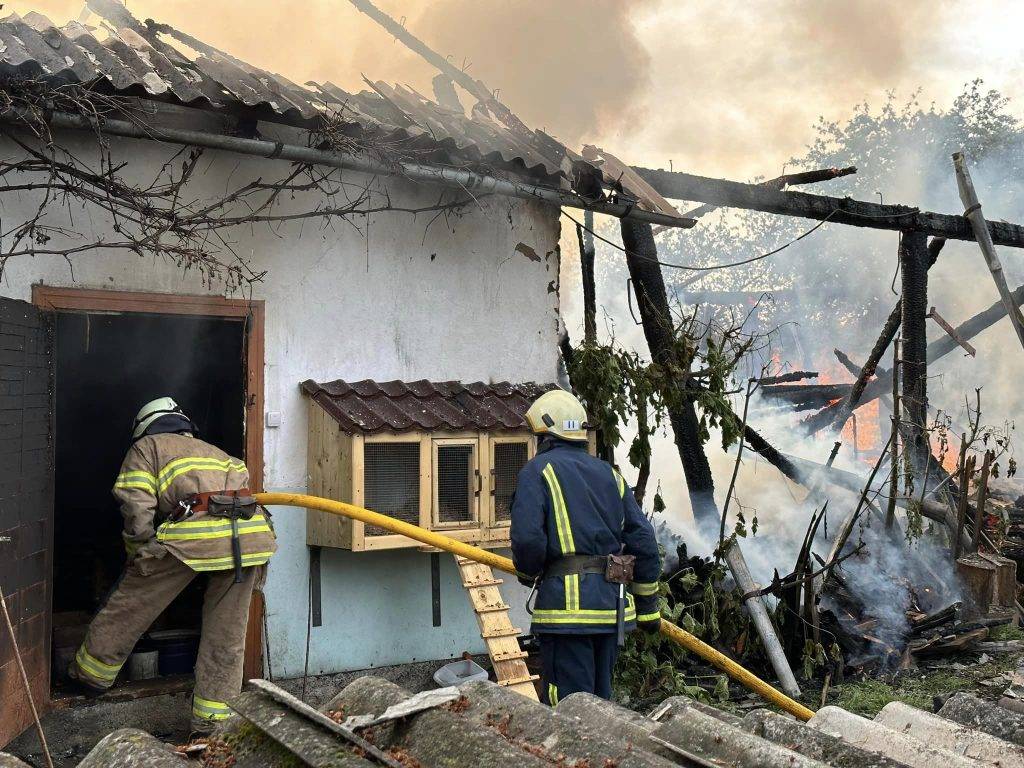 На Надвірнянщині вогнеборці гасили пожежу господарського комплексу
