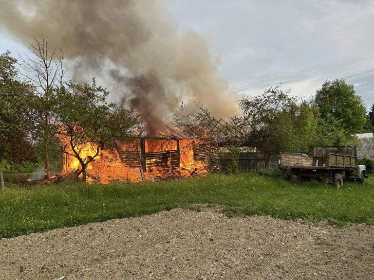 На Надвірнянщині вогнеборці гасили пожежу господарського комплексу