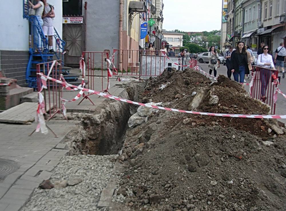 У Франківську під час земляних робіт розкопали частину "Галицької Брами". ФОТО