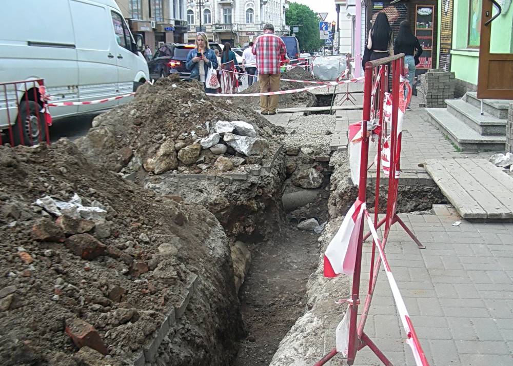 У Франківську під час земляних робіт розкопали частину "Галицької Брами". ФОТО