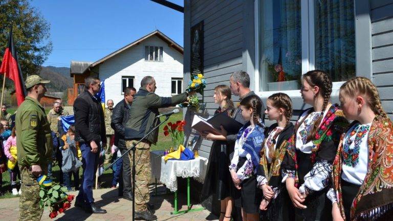 На Верховинщині відкрили меморіальну дошку бійцю Дмитру Швагровському