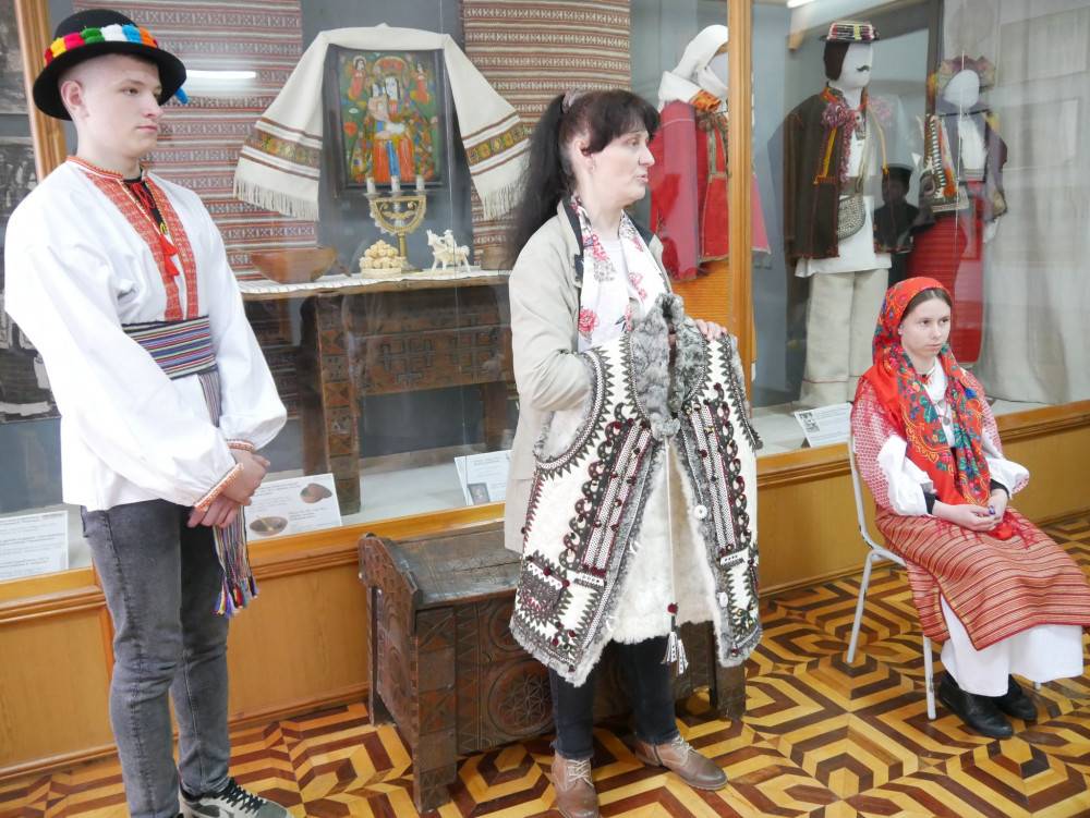 Дітям загиблих героїв провели цікаву екскурсію до Косівського музею та влаштували показ мод