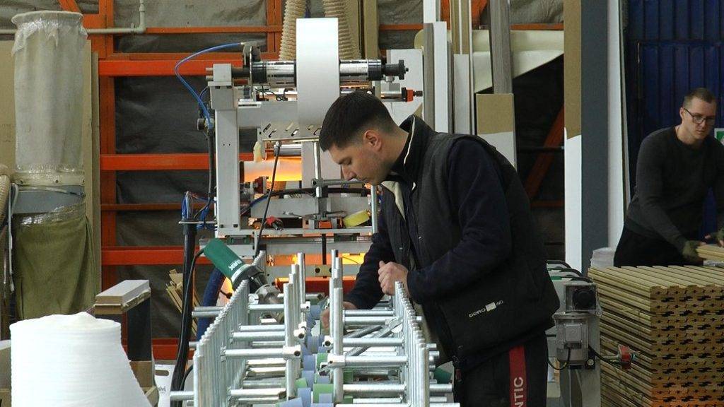 Як у Калуші працює релоковане з Харківщини підприємство, що виготовляє двері