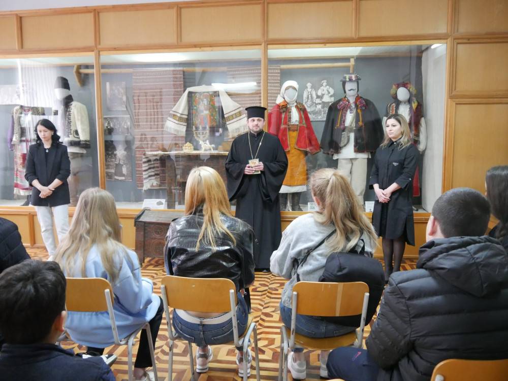 Дітям загиблих героїв провели цікаву екскурсію до Косівського музею та влаштували показ мод
