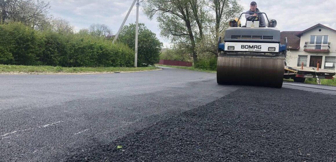 Дорога до храму: у Коломийській громаді асфальтують дороги біля церков