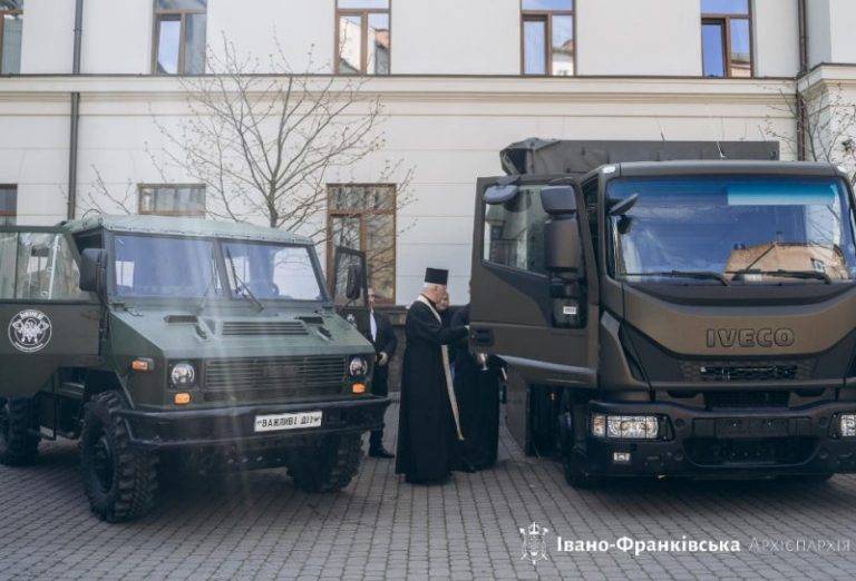 У Франківську освятили автомобілі для бійців "десятки"