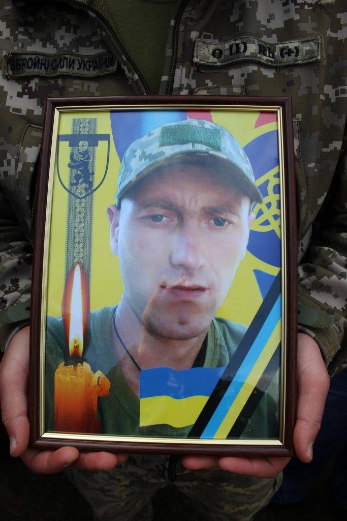 На Надвірнянщині з військовими почестями поховали загиблого бійця Юрія Молдавчука