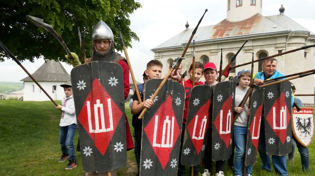 Реконструктори відтворили побут та військову справу ремісничого двору давнього Галича