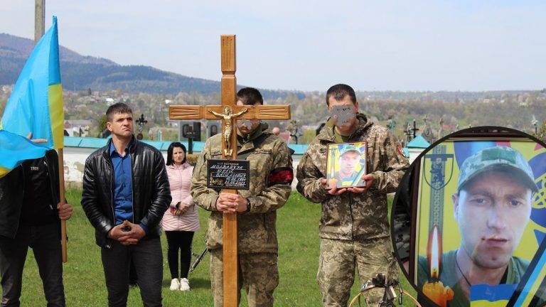 На Надвірнянщині з військовими почестями поховали загиблого бійця Юрія Молдавчука