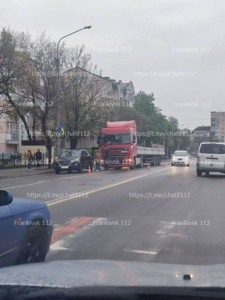 У Франківську біля "Велмарту" трапилася ДТП за участю вантажівки