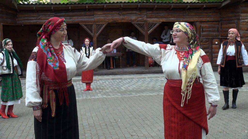 Етнопоказ старовинного одягу влаштували у Коломиї