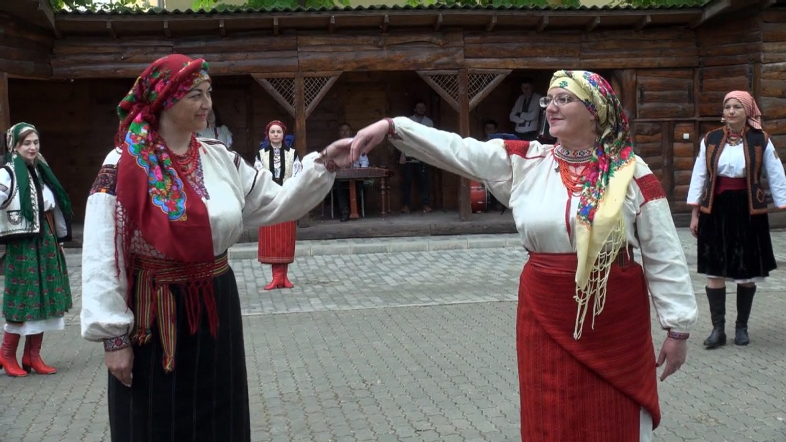 Етнопоказ старовинного одягу влаштували у Коломиї