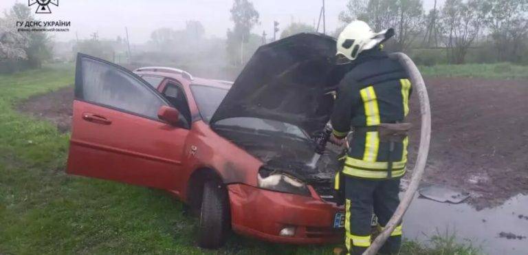 Удосвіта на Коломийщині горів легковий автомобіль