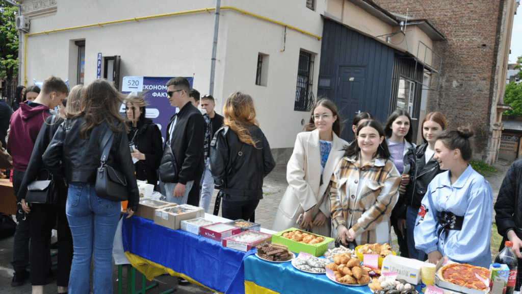 На благодійному ярмарку в Івано-Франківську студенти зібрали понад 200 000 гривень на купівлю дрона