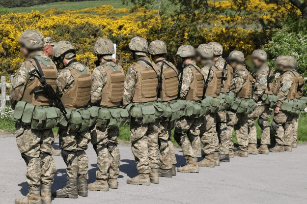 Українські військові проходять навчання з ведення оборонного бою у Британії
