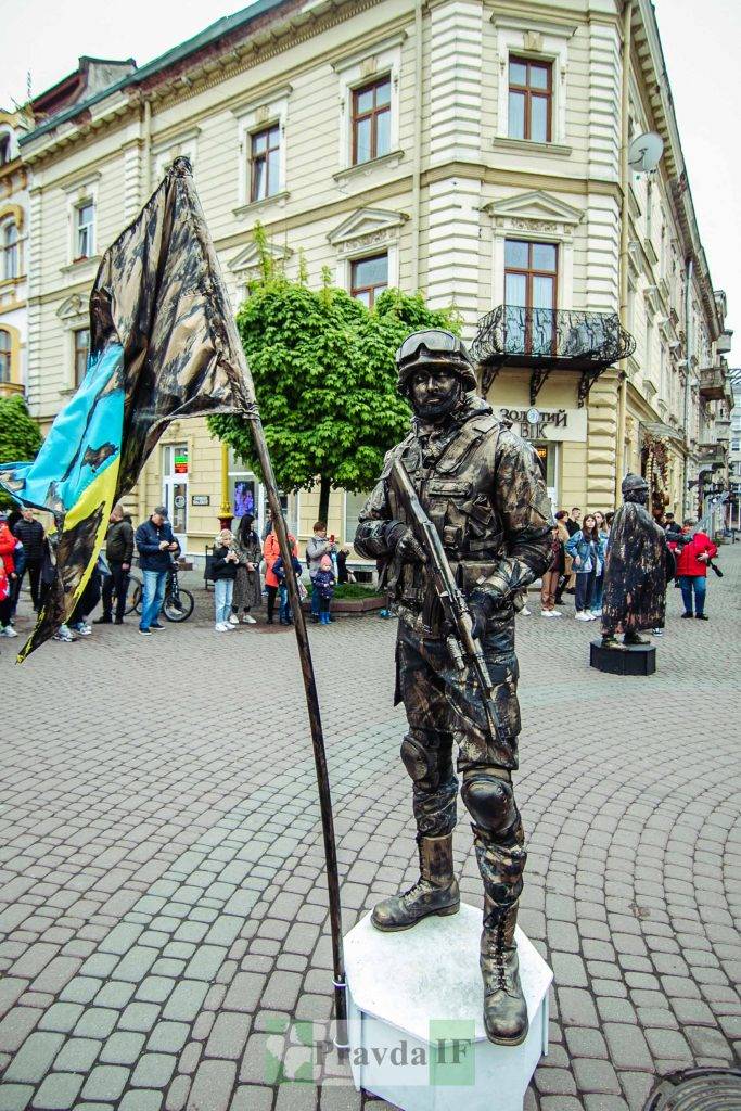 "Крізь віки": у Франківську живі скульптури показали перформанс про війну в Україні. ФОТО