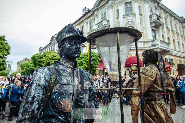 "Крізь віки": у Франківську живі скульптури показали перформанс про війну в Україні. ФОТО