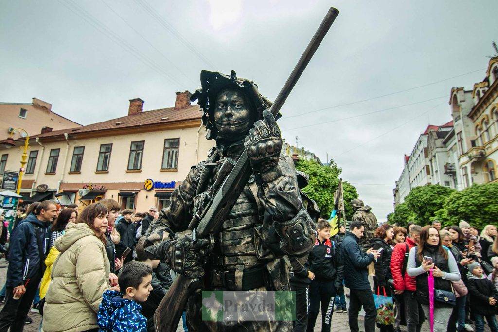 "Крізь віки": у Франківську живі скульптури показали перформанс про війну в Україні. ФОТО