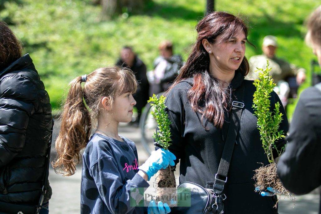 «Квітуча Галичина»: у сквері «на Валах» маленькі франківці садили квіти. ФОТО