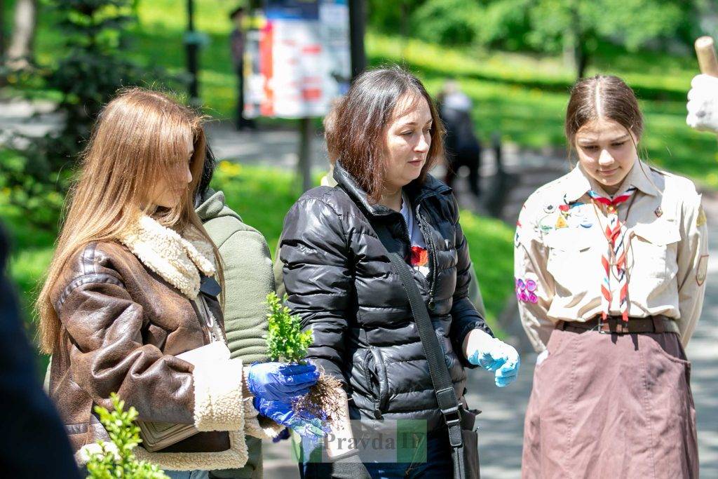 «Квітуча Галичина»: у сквері «на Валах» маленькі франківці садили квіти. ФОТО