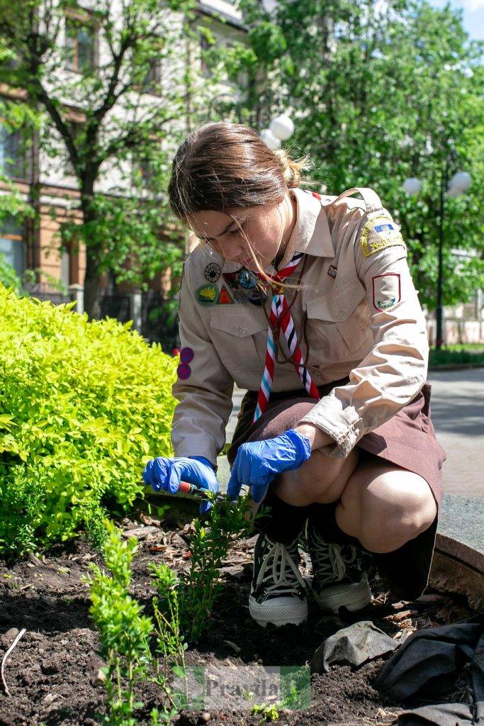 «Квітуча Галичина»: у сквері «на Валах» маленькі франківці садили квіти. ФОТО